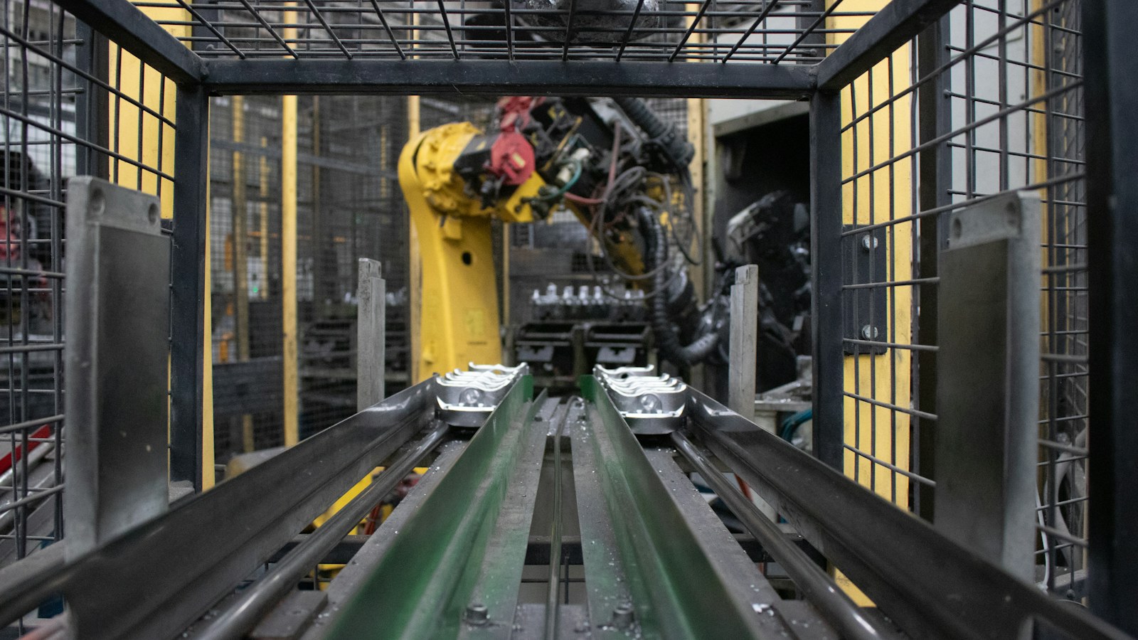 Convoyeur et équipement de production dans une usine